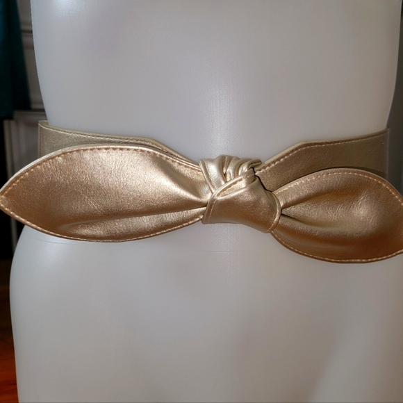 Torrid Gold Bow Stretch Belt Size 2X (18/20) - Picture 1 of 4